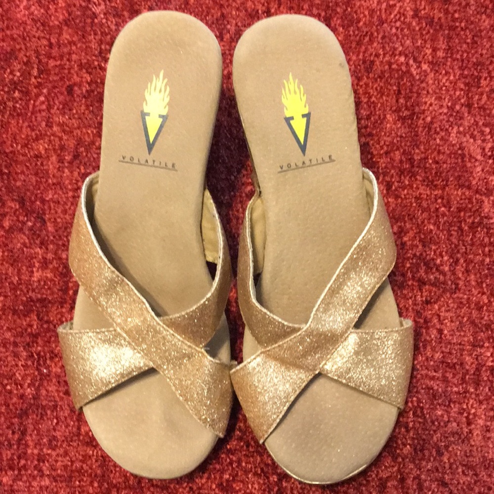 VOLATILE wedge sandal